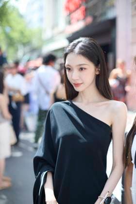 PARIS, FRANCE - JULY 07: Yi Mengling attends the Stephane Rolland show during Paris Haute Couture Fashion Week Fall Winter 2026 on July 7, 2026 in Paris, France.  Copyright: xVCGx 111652911145