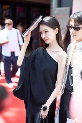 PARIS, FRANCE - JULY 07: Yi Mengling attends the Stephane Rolland show during Paris Haute Couture Week Fall Winter 2026 on July 7, 2026 in Paris, France.  Copyright: xVCGx 111652911121