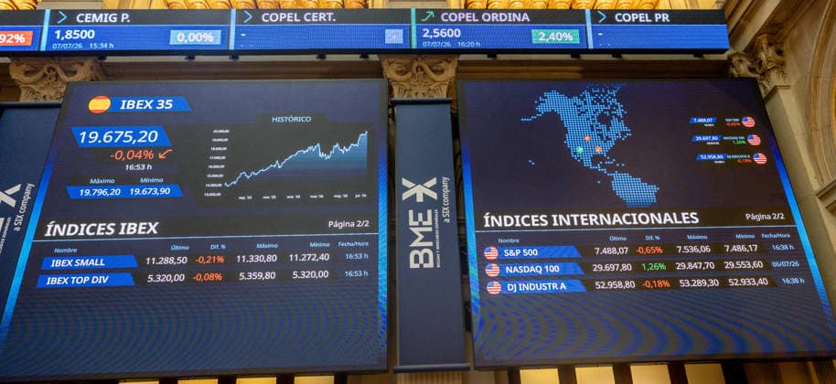 The Ibex 35 Holds Steady at 19,700 Points at Midday, Up 0.24, as Oil Prices Rise Information screens at the Madrid Stock Exchange, July 7, 2026, in Madrid, Spain. The Ibex 35 was trading 0.24% higher at the midday session on Tuesday, reaching 19,730.70 points, amid rising crude oil prices due to new uncertainties surrounding the conflict in the Middle East. Ultimately, it fell and closed the day below 19,700 points. JULY 7, 2026, Madrid, Spain  Copyright: xRicardoxRubiox 7651991