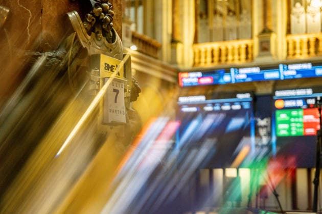 The Ibex 35 Holds Steady at 19,700 Points at Midday, Up 0.24, as Oil Prices Rise Information screens at the Madrid Stock Exchange, July 7, 2026, in Madrid, Spain. The Ibex 35 was trading 0.24% higher at the midday session on Tuesday, reaching 19,730.70 points, amid rising crude oil prices due to new uncertainties surrounding the conflict in the Middle East. Ultimately, it fell and closed the day below 19,700 points. JULY 7, 2026, Madrid, Spain  Copyright: xRicardoxRubiox 7651998