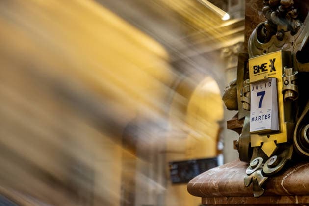 The Ibex 35 Holds Steady at 19,700 Points at Midday, Up 0.24, as Oil Prices Rise Information screens at the Madrid Stock Exchange, July 7, 2026, in Madrid, Spain. The Ibex 35 was trading 0.24% higher at the midday session on Tuesday, reaching 19,730.70 points, amid rising crude oil prices due to new uncertainties surrounding the conflict in the Middle East. Ultimately, it fell and closed the day below 19,700 points. JULY 7, 2026, Madrid, Spain  Copyright: xRicardoxRubiox 7651999