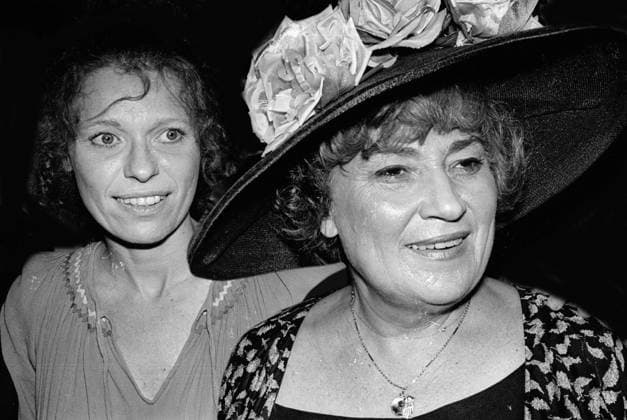 **FILE PHOTO** Louise Lesser Has Passed Away. Louise Lasser and Bella Abzug 1981 Photo By Adam Scull PHOTOlink MediaPunch Copyright: xPHOTOlinkx MediaPunchx