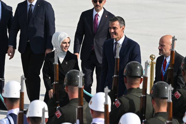 NATO Heads of State and Government Summit in Ankara ANKARA, TURKIYE - JULY 7: Spanish Prime Minister Pedro Sanchez is being welcomed by Turkish Minister of Family and Social Services Mahinur Ozdemir Goktas upon his arrival at Ankara Airport ahead of the 36th NATO Heads of State and Government Summit in Ankara, Turkiye, on July 7, 2026. Abdullah Guclu Anadolu Ankara Turkey. Editorial use only. Please get in touch for any other usage.  Copyright: x2026xAnadoluxAbdullahxGuclux