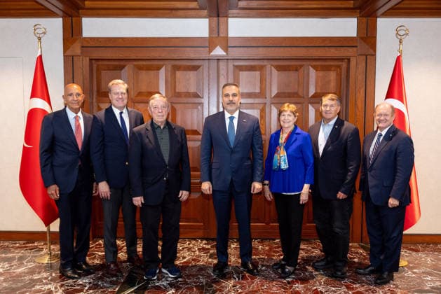 Turkish Foreign Minister Hakan Fidan (C) meets with Senator Jeanne Shaheen, ranking member of the Senate Foreign Relations Committee and member of the Senate NATO Oversight Caucus, together with Senators Christopher Coons, Dick Durbin, Mike Rounds, and U.S. Representative Mike Turner, during the NATO Summit in Ankara, Türkiye on Tuesday, July 6, 2026.  TUR2026070713 TurkishxMinistryxofxForeignxAffa