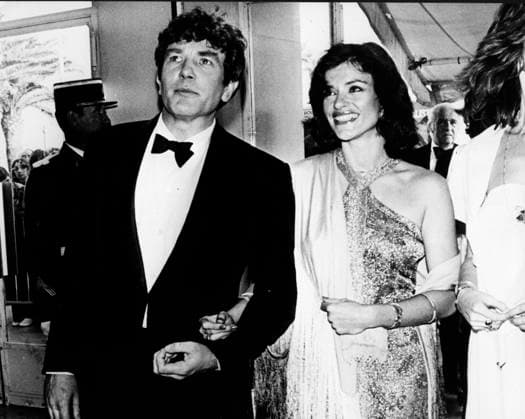 Circa 1977: Cannes, France: ALBERT FINNEY, seen here at Cannes with the new girl in his life Actress DIANA QUICK. Finney is living apart from his wife A. Aimee. Cannes France - ZUMAk09_ 19600508_caw_k09_042 Copyright: xKeystonexPressxAgencyx