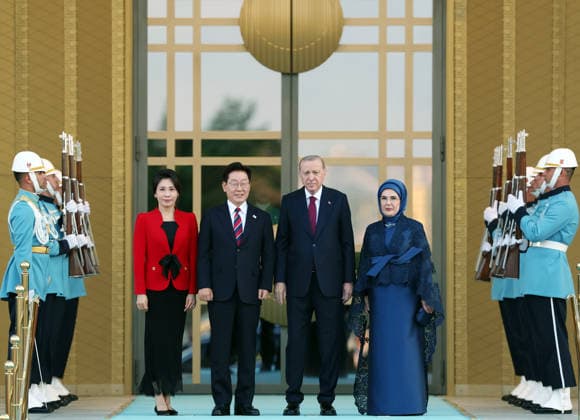 36th NATO Summit in Ankara ANKARA, TURKIYE - JULY 7: (----EDITORIAL USE ONLY MANDATORY CREDIT - TURKISH PRESIDENCY MURAT KULA HANDOUT - NO MARKETING NO ADVERTISING CAMPAIGNS - DISTRIBUTED AS A SERVICE TO CLIENTS----) Turkish President Recep Tayyip Erdogan and his wife Emine Erdogan welcome South Korean President Lee Jae Myung and his wife, Kim Hea Kyung, during a reception hosted in honor of heads of state, heads of government and their spouses attending the 36th NATO Summit at the Presidential Complex in Ankara, Turkiye on July 7, 2026. TUR Presidency Murat Kula Anadolu Ankara Turkey. Editorial use only. Please get in touch for any other usage.  Copyright: x2026xAnadoluxTURxPresidencyx xMuratxKulax