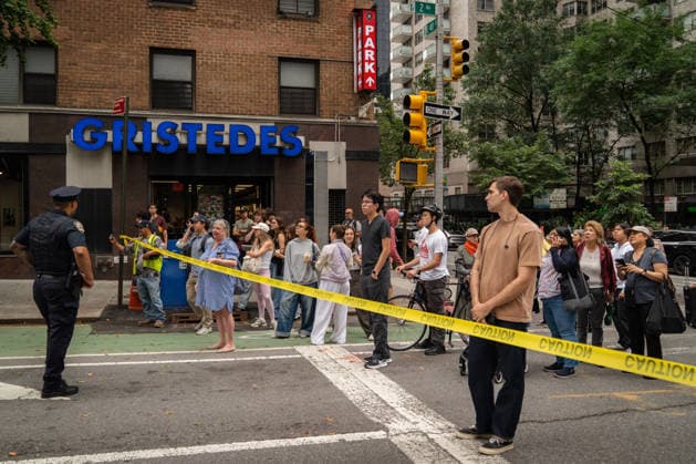 July 7, 2026, New York City, New York, United States: Bystanders on site New York City United States - ZUMAs378 20260707_zip_s378_014 Copyright: xIoannxMariaxStacewiczx