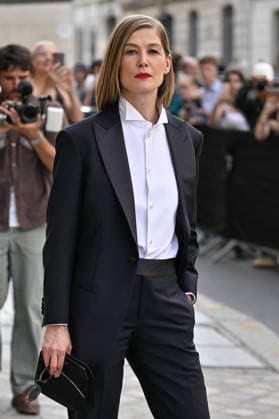 PFW Haute Couture Armani Prive Outside Arrivals JR Rosamund Pike arriving at the Armani Prive show during Haute Couture Fashion Week in Paris, France, on 7 July 2026. Photo by Julien Reynaud APS-Medias ABACAPRESS.COM Paris France  Copyright: xReynaudxJulien APS-Medias ABACAx
