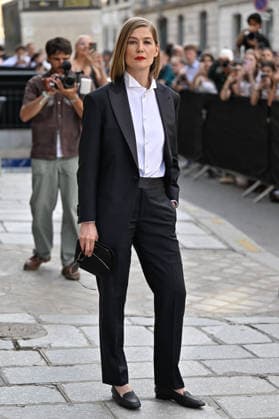 PFW Haute Couture Armani Prive Outside Arrivals JR Rosamund Pike arriving at the Armani Prive show during Haute Couture Fashion Week in Paris, France, on 7 July 2026. Photo by Julien Reynaud APS-Medias ABACAPRESS.COM Paris France  Copyright: xReynaudxJulien APS-Medias ABACAx