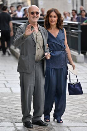 PFW Haute Couture Armani Prive Outside Arrivals JR Ludovico Einaudi, Paola Dallolio arriving at the Armani Prive show during Haute Couture Fashion Week in Paris, France, on 7 July 2026. Photo by Julien Reynaud APS-Medias ABACAPRESS.COM Paris France  Copyright: xReynaudxJulien APS-Medias ABACAx