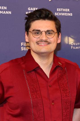 Miguel Robitzky bei der Was Haben Wir Gelacht Dokufilm Premiere am 7.07.2026 im Cineplex Filmpalast in Koeln Miguel Robitzky attends the premiere of the documentary film Was Haben Wir Gelacht on July 7, 2026, at the Cineplex Filmpalast in Cologne, Germany Was Haben Wir Gelacht Premiere in Koeln *** Miguel Robitzky at the premiere of the documentary film *Was Haben Wir Gelacht* on July 7, 2026, at the Cineplex Filmpalast in Cologne Miguel Robitzky attends the premiere of the documentary film *Was Haben Wir Gelacht* on July 7, 2026, at the Cineplex Filmpalast in Cologne, Germany. Was Haben Wir Gelacht Premiere in Cologne 