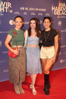Carolin Kebekus, Maria Clara Groppler und Negah Amiri bei der Was Haben Wir Gelacht Dokufilm Premiere am 7.07.2026 im Cineplex Filmpalast in Koeln Carolin Kebekus, Maria Clara Groppler and Negah Amiri attend the premiere of the documentary film Was Haben Wir Gelacht on July 7, 2026, at the Cineplex Filmpalast in Cologne, Germany Was Haben Wir Gelacht Premiere in Koeln *** Carolin Kebekus, Maria Clara Groppler, and Negah Amiri at the premiere of the documentary film *Was Haben Wir Gelacht* on July 7, 2026, at the Cineplex Filmpalast in Cologne. Carolin Kebekus, Maria Clara Groppler, and Negah Amiri attend the premiere of the documentary film *Was Haben Wir Gelacht* on July 7, 2026, at the Cineplex Filmpalast in Cologne, Germany. *Was 