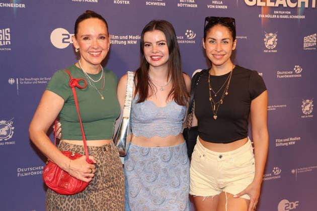Carolin Kebekus, Maria Clara Groppler und Negah Amiri bei der Was Haben Wir Gelacht Dokufilm Premiere am 7.07.2026 im Cineplex Filmpalast in Koeln Carolin Kebekus, Maria Clara Groppler and Negah Amiri attend the premiere of the documentary film Was Haben Wir Gelacht on July 7, 2026, at the Cineplex Filmpalast in Cologne, Germany Was Haben Wir Gelacht Premiere in Koeln *** Carolin Kebekus, Maria Clara Groppler, and Negah Amiri at the premiere of the documentary film *Was Haben Wir Gelacht* on July 7, 2026, at the Cineplex Filmpalast in Cologne. Carolin Kebekus, Maria Clara Groppler, and Negah Amiri attend the premiere of the documentary film *Was Haben Wir Gelacht* on July 7, 2026, at the Cineplex Filmpalast in Cologne, Germany. *Was 