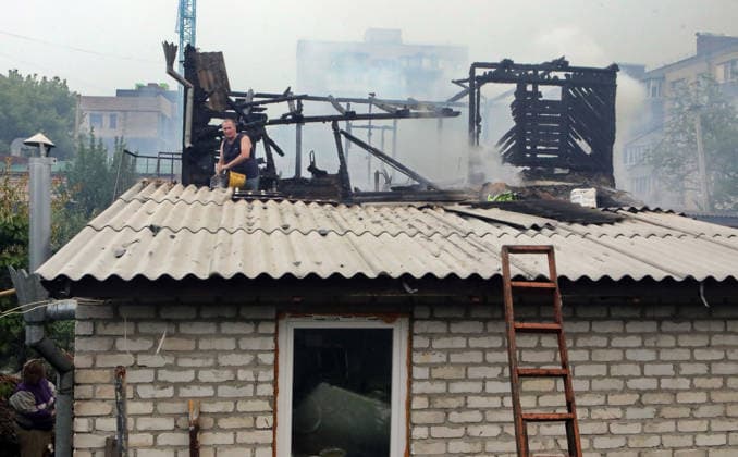 RECORD DATE NOT STATED A man extinguishes a fire on the roof of a building damaged in a massive combined Russian attack, Vyshneve, Kyiv region, Ukraine, on July 6, 2026. Russian forces launched a large-scale attack on the city and the region using ballistic and cruise missiles, as well as attack drones. Dozens of houses on five streets were destroyed, while warehouses and businesses sustained damage. More than 600 local residents were evacuated due to the detonation of explosive hazards. Six people were killed and at least 26 others were injured, including a nine-month-old baby and a 12-year-old child (Photo by Volodymyr Tarasov Ukrinform) Russian forces strike Zaporizhzhia with two guided bombs  Copyright: xVolodymyrxTarasovx