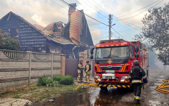 RECORD DATE NOT STATED Rescue workers stand beside a fire engine during recovery operations following a massive combined Russian attack on a residential building in Vyshneve, Kyiv region, Ukraine, on July 6, 2026. Russian forces launched a large-scale attack on the city and the region using ballistic and cruise missiles, as well as attack drones. Dozens of houses on five streets were destroyed, while warehouses and businesses sustained damage. More than 600 local residents were evacuated due to the detonation of explosive hazards. Six people were killed and at least 26 others were injured, including a nine-month-old baby and a 12-year-old child (Photo by Volodymyr Tarasov Ukrinform) Russian forces strike Zaporizhzhia with two guided bombs  Copyright: xVolodymyrxTarasovx