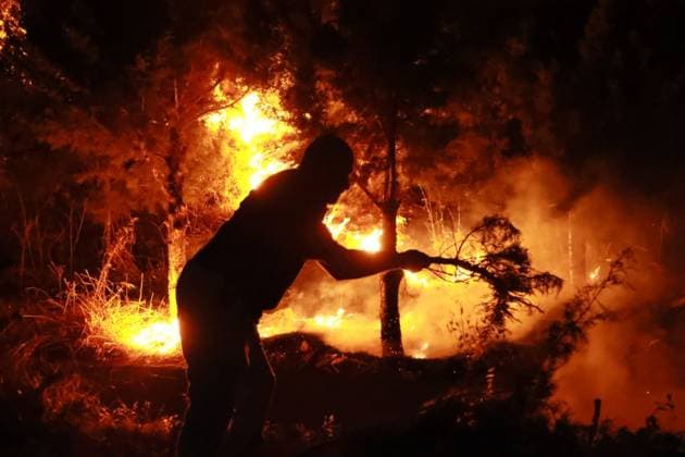 Grass Fire Near Homes Quickly Contained in Izmir IZMIR, TURKEY JULY 2026: Firefighters respond to a grass fire that broke out on elevated ground in the Ä°mariye neighborhood of Konak district in Izmir, Turkey, on the evening of July 2026. The blaze erupted at approximately 8:30 p.m. in an area located close to residential buildings, prompting concern among local residents who alerted emergency services. The fire spread from the hilltop toward a nearby road intersection before firefighters brought the situation under control. An employee of the Izmir Metropolitan Municipality also assisted efforts to extinguish the flames using available equipment. No injuries or damage to nearby homes were immediately reported. Ä°zmir Türkiye Copyright: x xTurgayxKÄ±lÄ±cx xJNAxPressx