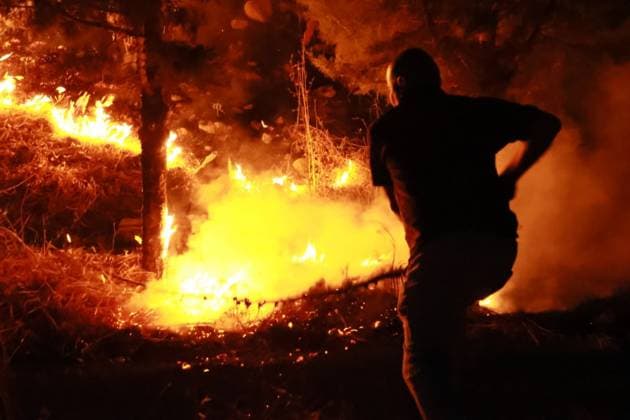 Grass Fire Near Homes Quickly Contained in Izmir IZMIR, TURKEY JULY 2026: Firefighters respond to a grass fire that broke out on elevated ground in the Ä°mariye neighborhood of Konak district in Izmir, Turkey, on the evening of July 2026. The blaze erupted at approximately 8:30 p.m. in an area located close to residential buildings, prompting concern among local residents who alerted emergency services. The fire spread from the hilltop toward a nearby road intersection before firefighters brought the situation under control. An employee of the Izmir Metropolitan Municipality also assisted efforts to extinguish the flames using available equipment. No injuries or damage to nearby homes were immediately reported. Ä°zmir Türkiye Copyright: x xTurgayxKÄ±lÄ±cx xJNAxPressx