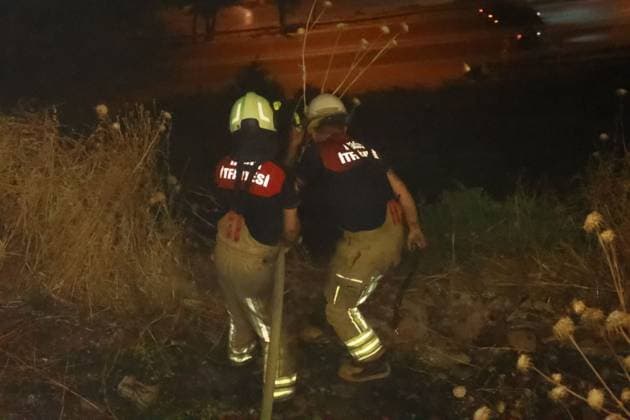Grass Fire Near Homes Quickly Contained in Izmir IZMIR, TURKEY JULY 2026: Firefighters respond to a grass fire that broke out on elevated ground in the Ä°mariye neighborhood of Konak district in Izmir, Turkey, on the evening of July 2026. The blaze erupted at approximately 8:30 p.m. in an area located close to residential buildings, prompting concern among local residents who alerted emergency services. The fire spread from the hilltop toward a nearby road intersection before firefighters brought the situation under control. An employee of the Izmir Metropolitan Municipality also assisted efforts to extinguish the flames using available equipment. No injuries or damage to nearby homes were immediately reported. Ä°zmir Türkiye Copyright: x xTurgayxKÄ±lÄ±cx xJNAxPressx