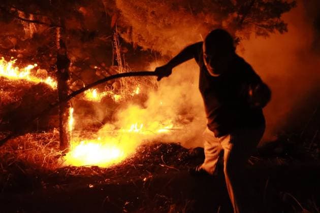 Grass Fire Near Homes Quickly Contained in Izmir IZMIR, TURKEY JULY 2026: Firefighters respond to a grass fire that broke out on elevated ground in the Ä°mariye neighborhood of Konak district in Izmir, Turkey, on the evening of July 2026. The blaze erupted at approximately 8:30 p.m. in an area located close to residential buildings, prompting concern among local residents who alerted emergency services. The fire spread from the hilltop toward a nearby road intersection before firefighters brought the situation under control. An employee of the Izmir Metropolitan Municipality also assisted efforts to extinguish the flames using available equipment. No injuries or damage to nearby homes were immediately reported. Ä°zmir Türkiye Copyright: x xTurgayxKÄ±lÄ±cx xJNAxPressx