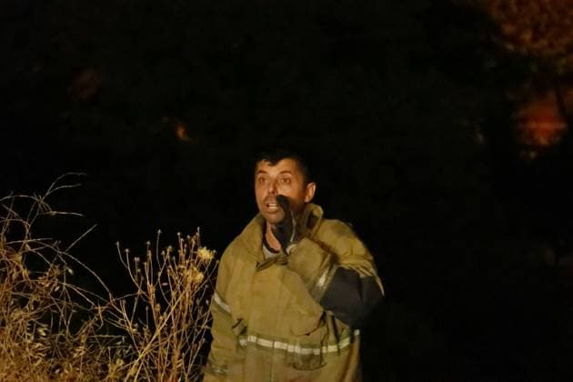 Grass Fire Near Homes Quickly Contained in Izmir IZMIR, TURKEY JULY 2026: Firefighters respond to a grass fire that broke out on elevated ground in the Ä°mariye neighborhood of Konak district in Izmir, Turkey, on the evening of July 2026. The blaze erupted at approximately 8:30 p.m. in an area located close to residential buildings, prompting concern among local residents who alerted emergency services. The fire spread from the hilltop toward a nearby road intersection before firefighters brought the situation under control. An employee of the Izmir Metropolitan Municipality also assisted efforts to extinguish the flames using available equipment. No injuries or damage to nearby homes were immediately reported. Ä°zmir Türkiye Copyright: x xTurgayxKÄ±lÄ±cx xJNAxPressx