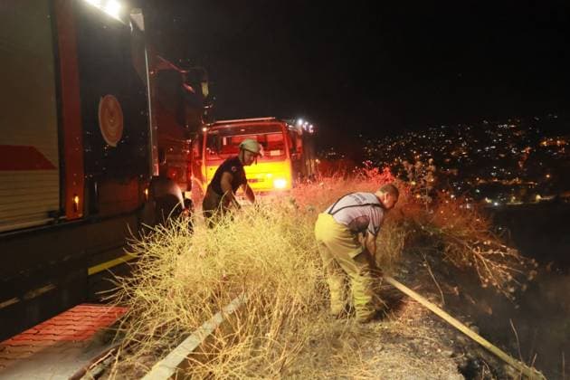 Grass Fire Near Homes Quickly Contained in Izmir IZMIR, TURKEY JULY 2026: Firefighters respond to a grass fire that broke out on elevated ground in the Ä°mariye neighborhood of Konak district in Izmir, Turkey, on the evening of July 2026. The blaze erupted at approximately 8:30 p.m. in an area located close to residential buildings, prompting concern among local residents who alerted emergency services. The fire spread from the hilltop toward a nearby road intersection before firefighters brought the situation under control. An employee of the Izmir Metropolitan Municipality also assisted efforts to extinguish the flames using available equipment. No injuries or damage to nearby homes were immediately reported. Ä°zmir Türkiye Copyright: x xTurgayxKÄ±lÄ±cx xJNAxPressx