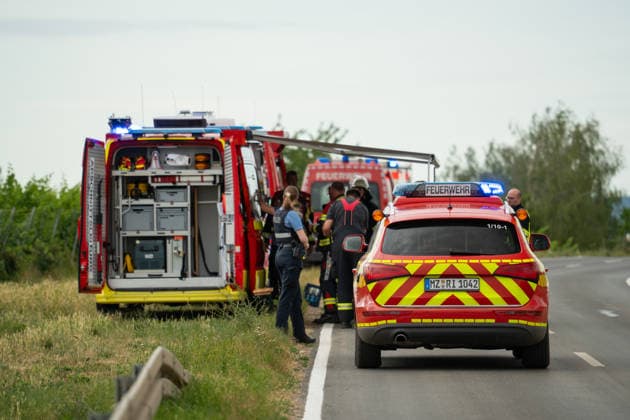 Flächenbrand zwischen Großwinternheim und Schwabenheim Am Dienstagnachmittag, dem 07.07.2026, kam es gegen 16:35 Uhr zwischen Ingelheim-Großwinternheim und Schwabenheim an der Selz (Landkreis Mainz-Bingen, Rheinland-Pfalz) zu einem größeren Flächenbrand. Aufgrund des herrschenden Windes breitete sich das Feuer rasch auf eine Fläche von rund zwei Hektar aus. Mehr als 80 Einsatzkräfte der Feuerwehren aus der Verbandsgemeinde Gau-Algesheim, der Stadt Ingelheim sowie der Werkfeuerwehr Boehringer, des Rettungsdienstes und der Polizei waren mit über 20 Einsatzfahrzeugen im Einsatz. Unterstützt wurden die Löscharbeiten durch landwirtschaftliche Fahrzeuge, die unter anderem die Wasserversorgung sicherstellten. Die L428 musste während de