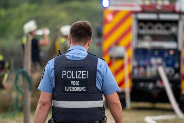 Flächenbrand zwischen Großwinternheim und Schwabenheim Am Dienstagnachmittag, dem 07.07.2026, kam es gegen 16:35 Uhr zwischen Ingelheim-Großwinternheim und Schwabenheim an der Selz (Landkreis Mainz-Bingen, Rheinland-Pfalz) zu einem größeren Flächenbrand. Aufgrund des herrschenden Windes breitete sich das Feuer rasch auf eine Fläche von rund zwei Hektar aus. Mehr als 80 Einsatzkräfte der Feuerwehren aus der Verbandsgemeinde Gau-Algesheim, der Stadt Ingelheim sowie der Werkfeuerwehr Boehringer, des Rettungsdienstes und der Polizei waren mit über 20 Einsatzfahrzeugen im Einsatz. Unterstützt wurden die Löscharbeiten durch landwirtschaftliche Fahrzeuge, die unter anderem die Wasserversorgung sicherstellten. Die L428 musste während de