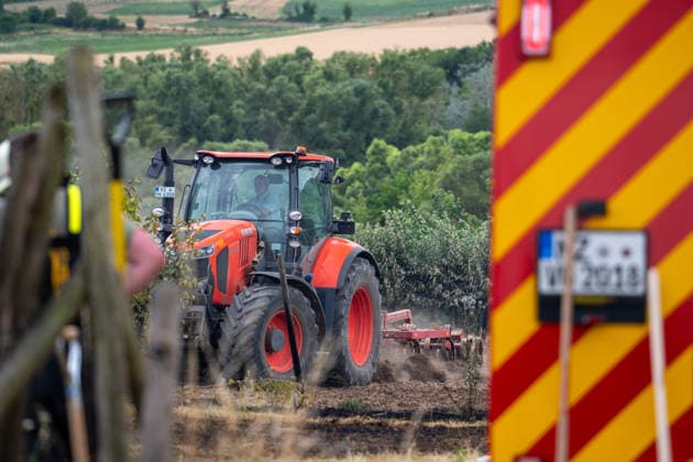Flächenbrand zwischen Großwinternheim und Schwabenheim Am Dienstagnachmittag, dem 07.07.2026, kam es gegen 16:35 Uhr zwischen Ingelheim-Großwinternheim und Schwabenheim an der Selz (Landkreis Mainz-Bingen, Rheinland-Pfalz) zu einem größeren Flächenbrand. Aufgrund des herrschenden Windes breitete sich das Feuer rasch auf eine Fläche von rund zwei Hektar aus. Mehr als 80 Einsatzkräfte der Feuerwehren aus der Verbandsgemeinde Gau-Algesheim, der Stadt Ingelheim sowie der Werkfeuerwehr Boehringer, des Rettungsdienstes und der Polizei waren mit über 20 Einsatzfahrzeugen im Einsatz. Unterstützt wurden die Löscharbeiten durch landwirtschaftliche Fahrzeuge, die unter anderem die Wasserversorgung sicherstellten. Die L428 musste während de