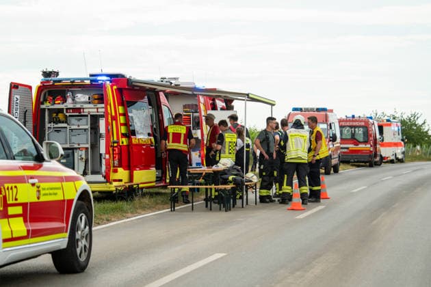 Flächenbrand zwischen Großwinternheim und Schwabenheim Am Dienstagnachmittag, dem 07.07.2026, kam es gegen 16:35 Uhr zwischen Ingelheim-Großwinternheim und Schwabenheim an der Selz (Landkreis Mainz-Bingen, Rheinland-Pfalz) zu einem größeren Flächenbrand. Aufgrund des herrschenden Windes breitete sich das Feuer rasch auf eine Fläche von rund zwei Hektar aus. Mehr als 80 Einsatzkräfte der Feuerwehren aus der Verbandsgemeinde Gau-Algesheim, der Stadt Ingelheim sowie der Werkfeuerwehr Boehringer, des Rettungsdienstes und der Polizei waren mit über 20 Einsatzfahrzeugen im Einsatz. Unterstützt wurden die Löscharbeiten durch landwirtschaftliche Fahrzeuge, die unter anderem die Wasserversorgung sicherstellten. Die L428 musste während de