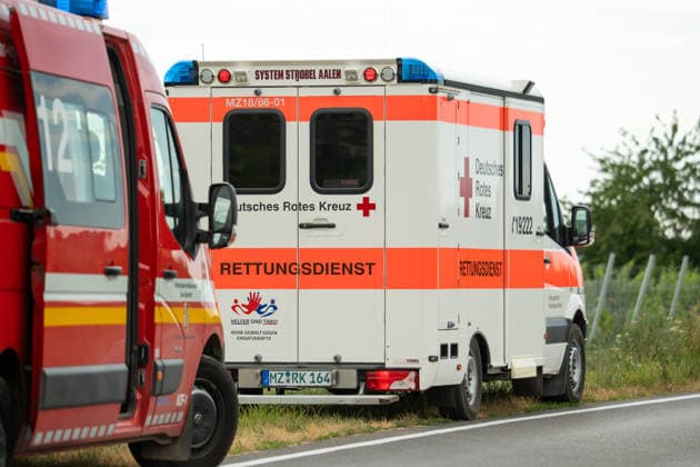 Flächenbrand zwischen Großwinternheim und Schwabenheim Am Dienstagnachmittag, dem 07.07.2026, kam es gegen 16:35 Uhr zwischen Ingelheim-Großwinternheim und Schwabenheim an der Selz (Landkreis Mainz-Bingen, Rheinland-Pfalz) zu einem größeren Flächenbrand. Aufgrund des herrschenden Windes breitete sich das Feuer rasch auf eine Fläche von rund zwei Hektar aus. Mehr als 80 Einsatzkräfte der Feuerwehren aus der Verbandsgemeinde Gau-Algesheim, der Stadt Ingelheim sowie der Werkfeuerwehr Boehringer, des Rettungsdienstes und der Polizei waren mit über 20 Einsatzfahrzeugen im Einsatz. Unterstützt wurden die Löscharbeiten durch landwirtschaftliche Fahrzeuge, die unter anderem die Wasserversorgung sicherstellten. Die L428 musste während de