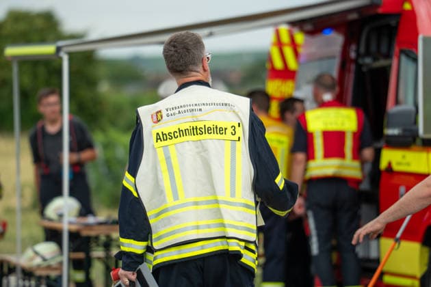 Flächenbrand zwischen Großwinternheim und Schwabenheim Am Dienstagnachmittag, dem 07.07.2026, kam es gegen 16:35 Uhr zwischen Ingelheim-Großwinternheim und Schwabenheim an der Selz (Landkreis Mainz-Bingen, Rheinland-Pfalz) zu einem größeren Flächenbrand. Aufgrund des herrschenden Windes breitete sich das Feuer rasch auf eine Fläche von rund zwei Hektar aus. Mehr als 80 Einsatzkräfte der Feuerwehren aus der Verbandsgemeinde Gau-Algesheim, der Stadt Ingelheim sowie der Werkfeuerwehr Boehringer, des Rettungsdienstes und der Polizei waren mit über 20 Einsatzfahrzeugen im Einsatz. Unterstützt wurden die Löscharbeiten durch landwirtschaftliche Fahrzeuge, die unter anderem die Wasserversorgung sicherstellten. Die L428 musste während de