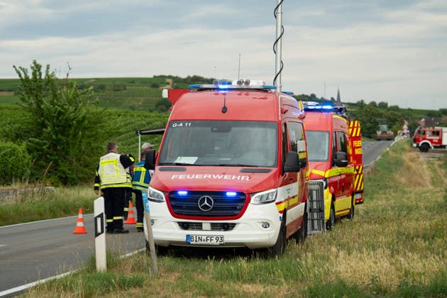 Flächenbrand zwischen Großwinternheim und Schwabenheim Am Dienstagnachmittag, dem 07.07.2026, kam es gegen 16:35 Uhr zwischen Ingelheim-Großwinternheim und Schwabenheim an der Selz (Landkreis Mainz-Bingen, Rheinland-Pfalz) zu einem größeren Flächenbrand. Aufgrund des herrschenden Windes breitete sich das Feuer rasch auf eine Fläche von rund zwei Hektar aus. Mehr als 80 Einsatzkräfte der Feuerwehren aus der Verbandsgemeinde Gau-Algesheim, der Stadt Ingelheim sowie der Werkfeuerwehr Boehringer, des Rettungsdienstes und der Polizei waren mit über 20 Einsatzfahrzeugen im Einsatz. Unterstützt wurden die Löscharbeiten durch landwirtschaftliche Fahrzeuge, die unter anderem die Wasserversorgung sicherstellten. Die L428 musste während de
