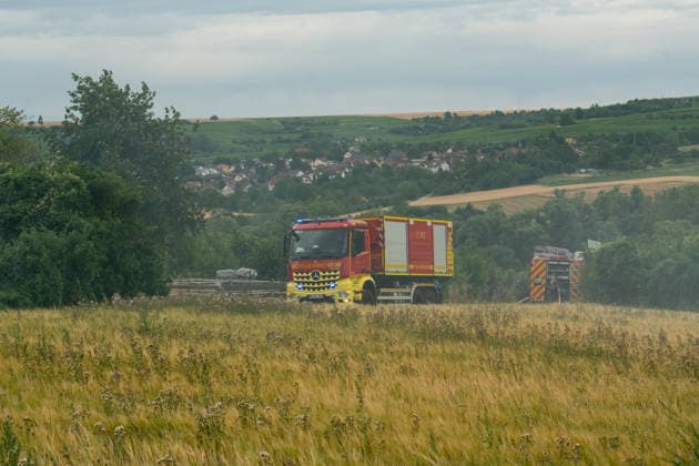 Flächenbrand zwischen Großwinternheim und Schwabenheim Am Dienstagnachmittag, dem 07.07.2026, kam es gegen 16:35 Uhr zwischen Ingelheim-Großwinternheim und Schwabenheim an der Selz (Landkreis Mainz-Bingen, Rheinland-Pfalz) zu einem größeren Flächenbrand. Aufgrund des herrschenden Windes breitete sich das Feuer rasch auf eine Fläche von rund zwei Hektar aus. Mehr als 80 Einsatzkräfte der Feuerwehren aus der Verbandsgemeinde Gau-Algesheim, der Stadt Ingelheim sowie der Werkfeuerwehr Boehringer, des Rettungsdienstes und der Polizei waren mit über 20 Einsatzfahrzeugen im Einsatz. Unterstützt wurden die Löscharbeiten durch landwirtschaftliche Fahrzeuge, die unter anderem die Wasserversorgung sicherstellten. Die L428 musste während de