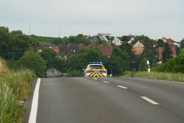 Flächenbrand zwischen Großwinternheim und Schwabenheim Am Dienstagnachmittag, dem 07.07.2026, kam es gegen 16:35 Uhr zwischen Ingelheim-Großwinternheim und Schwabenheim an der Selz (Landkreis Mainz-Bingen, Rheinland-Pfalz) zu einem größeren Flächenbrand. Aufgrund des herrschenden Windes breitete sich das Feuer rasch auf eine Fläche von rund zwei Hektar aus. Mehr als 80 Einsatzkräfte der Feuerwehren aus der Verbandsgemeinde Gau-Algesheim, der Stadt Ingelheim sowie der Werkfeuerwehr Boehringer, des Rettungsdienstes und der Polizei waren mit über 20 Einsatzfahrzeugen im Einsatz. Unterstützt wurden die Löscharbeiten durch landwirtschaftliche Fahrzeuge, die unter anderem die Wasserversorgung sicherstellten. Die L428 musste während de