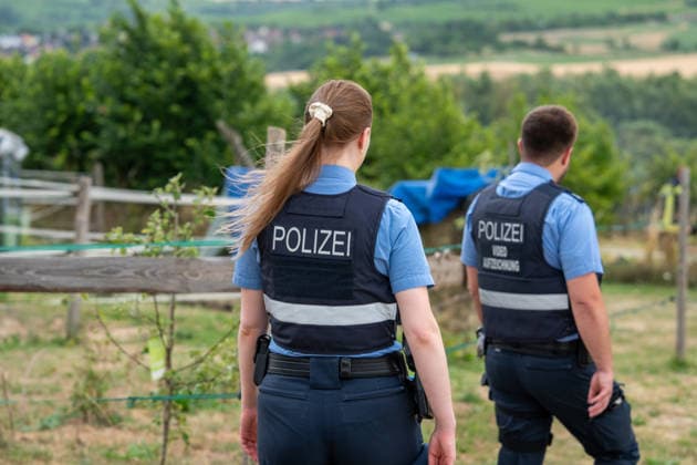 Flächenbrand zwischen Großwinternheim und Schwabenheim Am Dienstagnachmittag, dem 07.07.2026, kam es gegen 16:35 Uhr zwischen Ingelheim-Großwinternheim und Schwabenheim an der Selz (Landkreis Mainz-Bingen, Rheinland-Pfalz) zu einem größeren Flächenbrand. Aufgrund des herrschenden Windes breitete sich das Feuer rasch auf eine Fläche von rund zwei Hektar aus. Mehr als 80 Einsatzkräfte der Feuerwehren aus der Verbandsgemeinde Gau-Algesheim, der Stadt Ingelheim sowie der Werkfeuerwehr Boehringer, des Rettungsdienstes und der Polizei waren mit über 20 Einsatzfahrzeugen im Einsatz. Unterstützt wurden die Löscharbeiten durch landwirtschaftliche Fahrzeuge, die unter anderem die Wasserversorgung sicherstellten. Die L428 musste während de