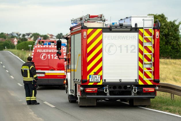 Flächenbrand zwischen Großwinternheim und Schwabenheim Am Dienstagnachmittag, dem 07.07.2026, kam es gegen 16:35 Uhr zwischen Ingelheim-Großwinternheim und Schwabenheim an der Selz (Landkreis Mainz-Bingen, Rheinland-Pfalz) zu einem größeren Flächenbrand. Aufgrund des herrschenden Windes breitete sich das Feuer rasch auf eine Fläche von rund zwei Hektar aus. Mehr als 80 Einsatzkräfte der Feuerwehren aus der Verbandsgemeinde Gau-Algesheim, der Stadt Ingelheim sowie der Werkfeuerwehr Boehringer, des Rettungsdienstes und der Polizei waren mit über 20 Einsatzfahrzeugen im Einsatz. Unterstützt wurden die Löscharbeiten durch landwirtschaftliche Fahrzeuge, die unter anderem die Wasserversorgung sicherstellten. Die L428 musste während de