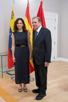 Tribute From The Community Of Madrid To The Venezuelan People Following The Earthquakes The President of the Community of Madrid, Isabel Diaz Ayuso,and the President-elect of Venezuela, Edmundo Gonzalez Urrutia attend the tribute organised by the Community of Madrid following the earthquakes in Venezuela, at the Puerta del Sol, Madrid Spain Copyright: xAtilanoxGarciax xSOPAxImagesx photo01636