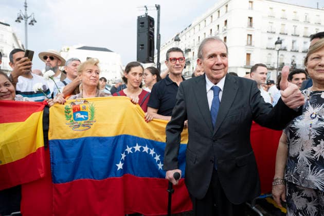Tribute From The Community Of Madrid To The Venezuelan People Following The Earthquakes The President-elect of Venezuela, Edmundo Gonzalez Urrutia, attends the tribute organised by the Community of Madrid following the earthquakes in Venezuela, at the Puerta del Sol. Madrid Spain Copyright: xAtilanoxGarciax xSOPAxImagesx photo01662