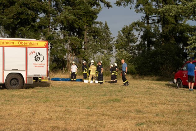 Waldbrand breitet sich aus rund 10000 Quadratmeter betroffen Am 07.07.2026 kam es gegen 18:35 Uhr in Weilrod Hasselbach zu einem Waldbrand, der nach ersten Meldungen rund 10.000 Quadratmeter Wald erfasst hat. Die Rauchentwicklung ist weithin sichtbar, auch aus dem benachbarten Grävenwiesbach werden Meldungen zu dem Brand gemeldet. Die Feuerwehr Weilrod ist im Einsatz und hat wasserführende Fahrzeuge sowie weitere überörtliche Löschzüge angefordert. Stark auflebender Wind erschwert die Löscharbeiten. Über die Warnapp NINA wurde für die betroffenen Gebiete eine Warnung der Warnstufe Gefahr ausgegeben. Weilrod Hessen Deutschland *** Forest Fire Spreads; About 10,000 Square Meters Affected On July 7, 2026, at approximately 6:35 p.