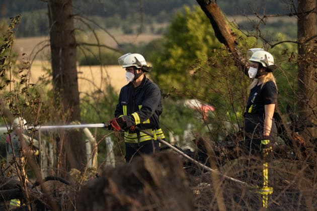 Waldbrand breitet sich aus rund 10000 Quadratmeter betroffen Am 07.07.2026 kam es gegen 18:35 Uhr in Weilrod Hasselbach zu einem Waldbrand, der nach ersten Meldungen rund 10.000 Quadratmeter Wald erfasst hat. Die Rauchentwicklung ist weithin sichtbar, auch aus dem benachbarten Grävenwiesbach werden Meldungen zu dem Brand gemeldet. Die Feuerwehr Weilrod ist im Einsatz und hat wasserführende Fahrzeuge sowie weitere überörtliche Löschzüge angefordert. Stark auflebender Wind erschwert die Löscharbeiten. Über die Warnapp NINA wurde für die betroffenen Gebiete eine Warnung der Warnstufe Gefahr ausgegeben. Weilrod Hessen Deutschland *** Forest Fire Spreads; About 10,000 Square Meters Affected On July 7, 2026, at approximately 6:35 p.