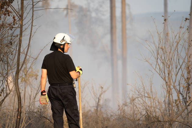 Waldbrand breitet sich aus rund 10000 Quadratmeter betroffen Am 07.07.2026 kam es gegen 18:35 Uhr in Weilrod Hasselbach zu einem Waldbrand, der nach ersten Meldungen rund 10.000 Quadratmeter Wald erfasst hat. Die Rauchentwicklung ist weithin sichtbar, auch aus dem benachbarten Grävenwiesbach werden Meldungen zu dem Brand gemeldet. Die Feuerwehr Weilrod ist im Einsatz und hat wasserführende Fahrzeuge sowie weitere überörtliche Löschzüge angefordert. Stark auflebender Wind erschwert die Löscharbeiten. Über die Warnapp NINA wurde für die betroffenen Gebiete eine Warnung der Warnstufe Gefahr ausgegeben. Weilrod Hessen Deutschland *** Forest Fire Spreads; About 10,000 Square Meters Affected On July 7, 2026, at approximately 6:35 p.
