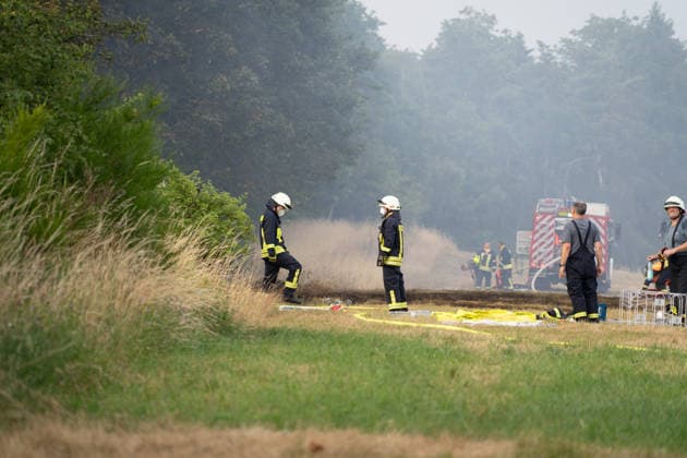 Waldbrand breitet sich aus rund 10000 Quadratmeter betroffen Am 07.07.2026 kam es gegen 18:35 Uhr in Weilrod Hasselbach zu einem Waldbrand, der nach ersten Meldungen rund 10.000 Quadratmeter Wald erfasst hat. Die Rauchentwicklung ist weithin sichtbar, auch aus dem benachbarten Grävenwiesbach werden Meldungen zu dem Brand gemeldet. Die Feuerwehr Weilrod ist im Einsatz und hat wasserführende Fahrzeuge sowie weitere überörtliche Löschzüge angefordert. Stark auflebender Wind erschwert die Löscharbeiten. Über die Warnapp NINA wurde für die betroffenen Gebiete eine Warnung der Warnstufe Gefahr ausgegeben. Weilrod Hessen Deutschland *** Forest Fire Spreads; About 10,000 Square Meters Affected On July 7, 2026, at approximately 6:35 p.