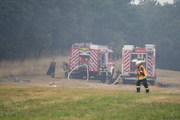 Waldbrand breitet sich aus rund 10000 Quadratmeter betroffen Am 07.07.2026 kam es gegen 18:35 Uhr in Weilrod Hasselbach zu einem Waldbrand, der nach ersten Meldungen rund 10.000 Quadratmeter Wald erfasst hat. Die Rauchentwicklung ist weithin sichtbar, auch aus dem benachbarten Grävenwiesbach werden Meldungen zu dem Brand gemeldet. Die Feuerwehr Weilrod ist im Einsatz und hat wasserführende Fahrzeuge sowie weitere überörtliche Löschzüge angefordert. Stark auflebender Wind erschwert die Löscharbeiten. Über die Warnapp NINA wurde für die betroffenen Gebiete eine Warnung der Warnstufe Gefahr ausgegeben. Weilrod Hessen Deutschland *** Forest Fire Spreads; About 10,000 Square Meters Affected On July 7, 2026, at approximately 6:35 p.