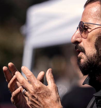 July 07, 2026 - Beverly Hills, California, USA - RINGO STARR, who turns 86 today, walks the press line during his Annual Peace & Love Birthday Celebration at Beverly Hills Garden Park. Beverly Hills USA - ZUMAce6_ 20260707_zaf_ce6_014 Copyright: xBrianxCahnx