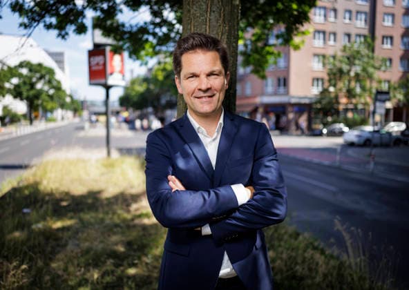 Steffen Krach, Spitzenkandidat der SPD Berlin, aufgenommen im Rahmen eines Interviews in der Landesgeschaeftsstelle der SPD in Berlin Wedding Berlin Deutschland *** Steffen Krach, the SPD s top candidate in Berlin, photographed during an interview at the SPD s state headquarters in Berlin-Wedding, Berlin, Germany Copyright: xThomasxKoehlerx