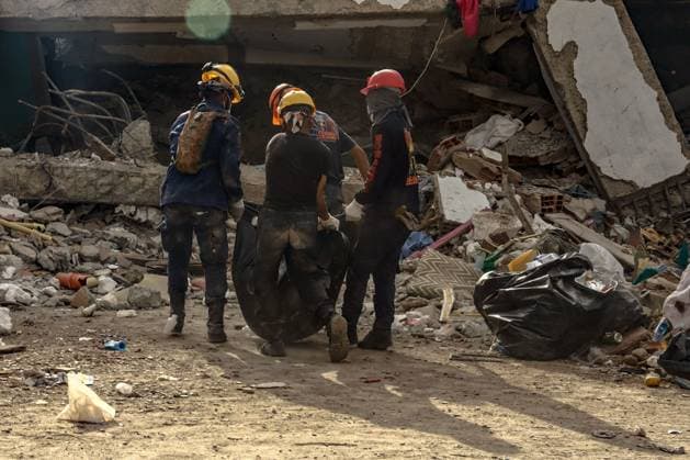 Aftermath of the Earthquake in Caraballeda, La Guaira, Venezuela CARABALLEDA, LA GUAIRA, VENEZUELA JULY 7, 2026: Rescue and forensic teams continue recovery operations in the aftermath of the devastating earthquakes that struck Venezuela s Caribbean coast, retrieving victims from the rubble of collapsed buildings in Caraballeda, La Guaira state. Authorities say the earthquakes have killed at least 3,685 people, injured more than 16,700, left thousands missing, and displaced nearly 18,000 residents, as search and recovery efforts continue in some of the hardest-hit areas. EDITOR S NOTE: Images show covered bodies during recovery operations. CARABALLEDA Venezuela (Bolivarian Republic of) Copyright: x xLauraxdexChiclanax xJNAxPressx