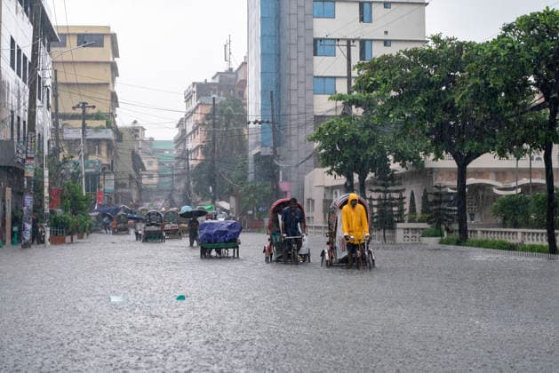 Bangladesh: Severe Waterlogging Paralyzes Chattogram Amid Heavy Monsoon Rain In Chattogram Rickshaw pullers, including one wearing a bright yellow raincoat, wade through a severely flooded thoroughfare during heavy rain in Chattogram, Bangladesh, on July 7, 2026. The prolonged monsoon downpour has submerged low-lying areas, affecting daily life. Chattogram Bangladesh  Copyright: xZakirxHossainx originalFilename: hossain-notitle260707_npD2e.jpg