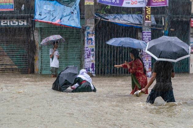 Bangladesh: Severe Waterlogging Paralyzes Chattogram Amid Heavy Monsoon Rain In Chattogram A commuter struggles and slips in waist-deep water while others navigate a flooded street under heavy rain in Chattogram, Bangladesh, on July 7, 2026. The sudden urban flooding leaves residents facing difficulties in moving across the port city. Chattogram Bangladesh  Copyright: xZakirxHossainx originalFilename: hossain-notitle260707_npw3A.jpg