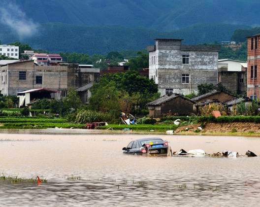 NANNING, CHINA - JULY 07: Flood waters sweep away a car below the Lanlan Reservoir on July 7, 2026 in Hengzhou, Nanning, Guangxi Zhuang Autonomous Region of China. Recent extreme rainstorms triggered by Typhoon Maysak, the 10th typhoon of the year, have caused severe flooding in parts of south China s Guangxi Zhuang Autonomous Region.  Copyright: xVCGx 111652834996
