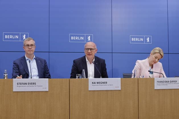 Stefan Evers, Bürgermeister von Berlin, Kai Wegner, Regierender Bürgermeister von Berlin, Franziska Giffey, Bürgermeisterin von Berlin, Deutschland, Berlin, Senatspressekonferenz gemeinsam mit der Bürgermeisterin und Senatorin für Wirtschaft, Energie und Betriebe, Franziska Giffey, sowie dem Bürgermeister und Senator für Finanzen sowie für Kultur und Gesellschaftlichen Zusammenhalt, Stefan Evers *** Stefan Evers, Mayor of Berlin, Kai Wegner, Governing Mayor of Berlin; Franziska Giffey, Mayor of Berlin, Germany; Berlin; Senate press conference together with the Mayor and Senator for Economics, Energy, and Public Enterprises, Franziska Giffey, as well as the Mayor and Senator for Finance, Culture, and Social Cohesion, Stefan Evers